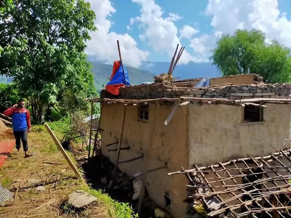प्युठानमा घर भत्किँदा एकै परिवारका तीन जनाको ज्यान गयो 